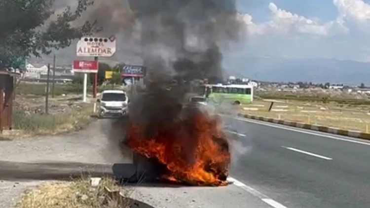 Erzincan'da yanan otomobile ilginç müdahale! Elinden hiç bırakmadı