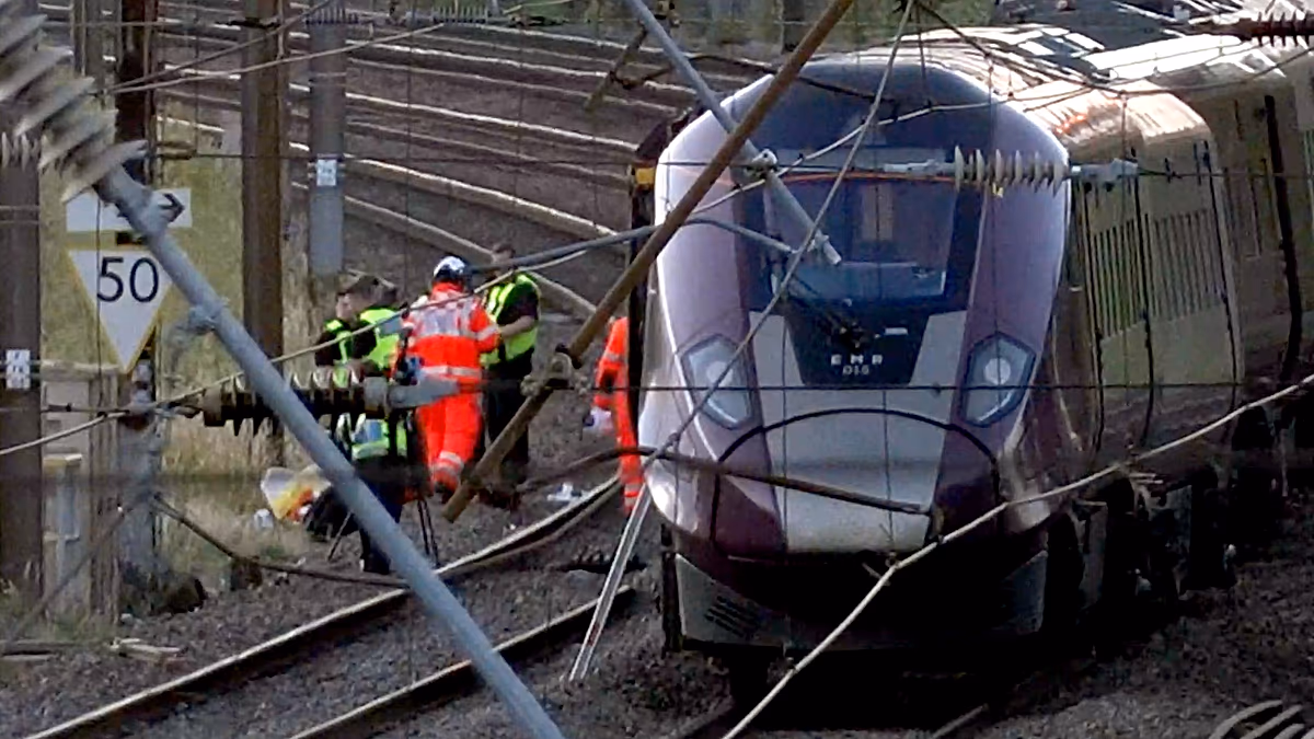 İngiltere'de iki tren çarpıştı: Makinist öldü, 33 kişi ağır yaralandı
