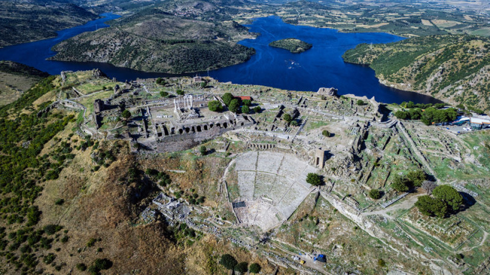 Bergama'daki Akropolis yapılarıyla geçmiş ve bugünü aynı manzarada
