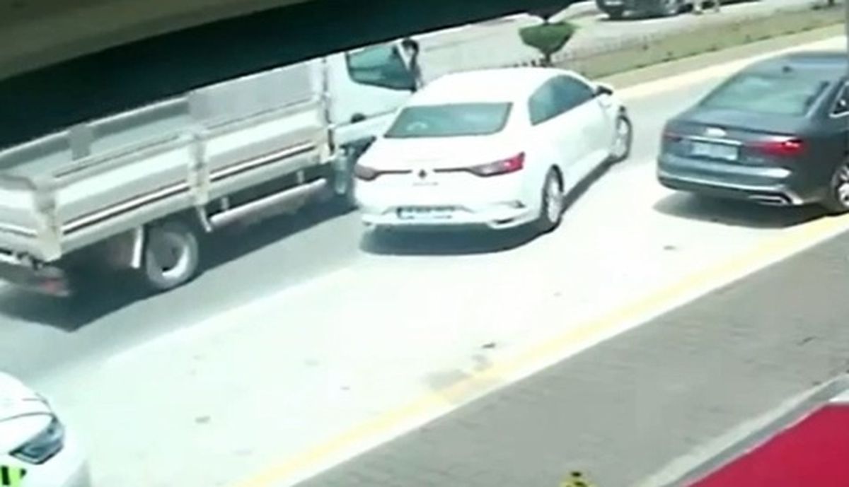 Otomobile kamyonetin çarptığı kaza kamerada