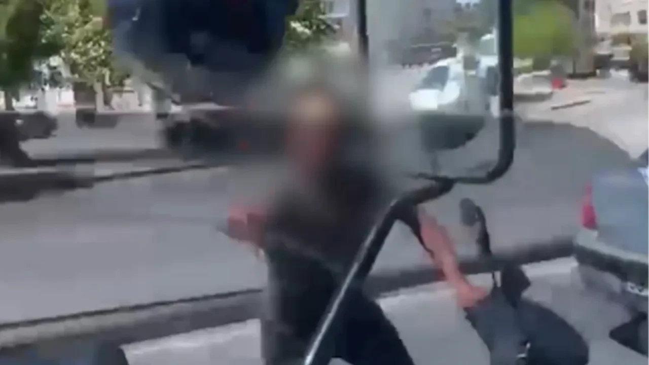 Trafikte tartıştığı sürücüye kaskını fırlattı, bedeli ağır oldu!