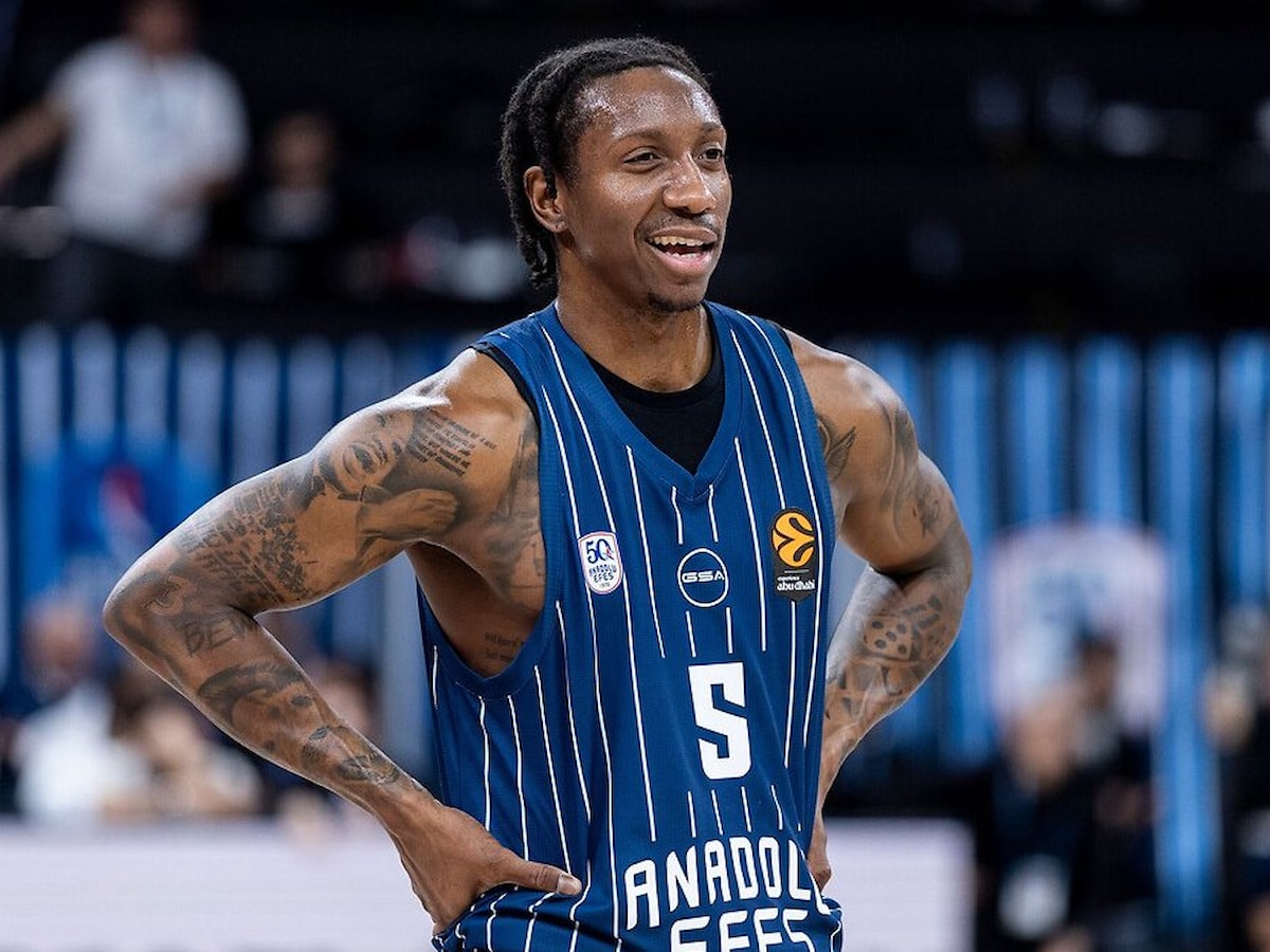 Anadolu Efes, Saben Lee'ye veda etti