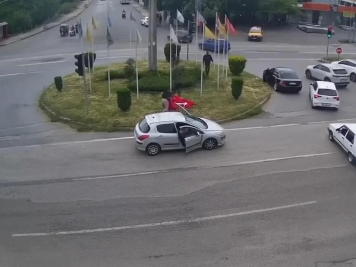 Hatay'da rüzgarda ipi kopan Türk bayrağını vatandaşlar korudu
