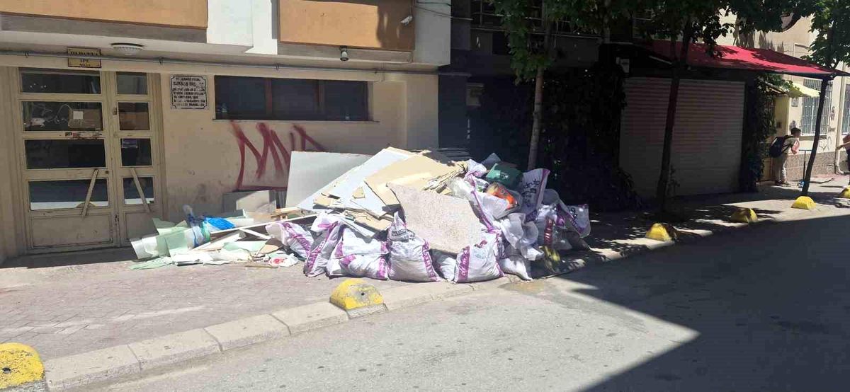 Kaldırıma sorumsuzca bırakılan inşaat artıkları