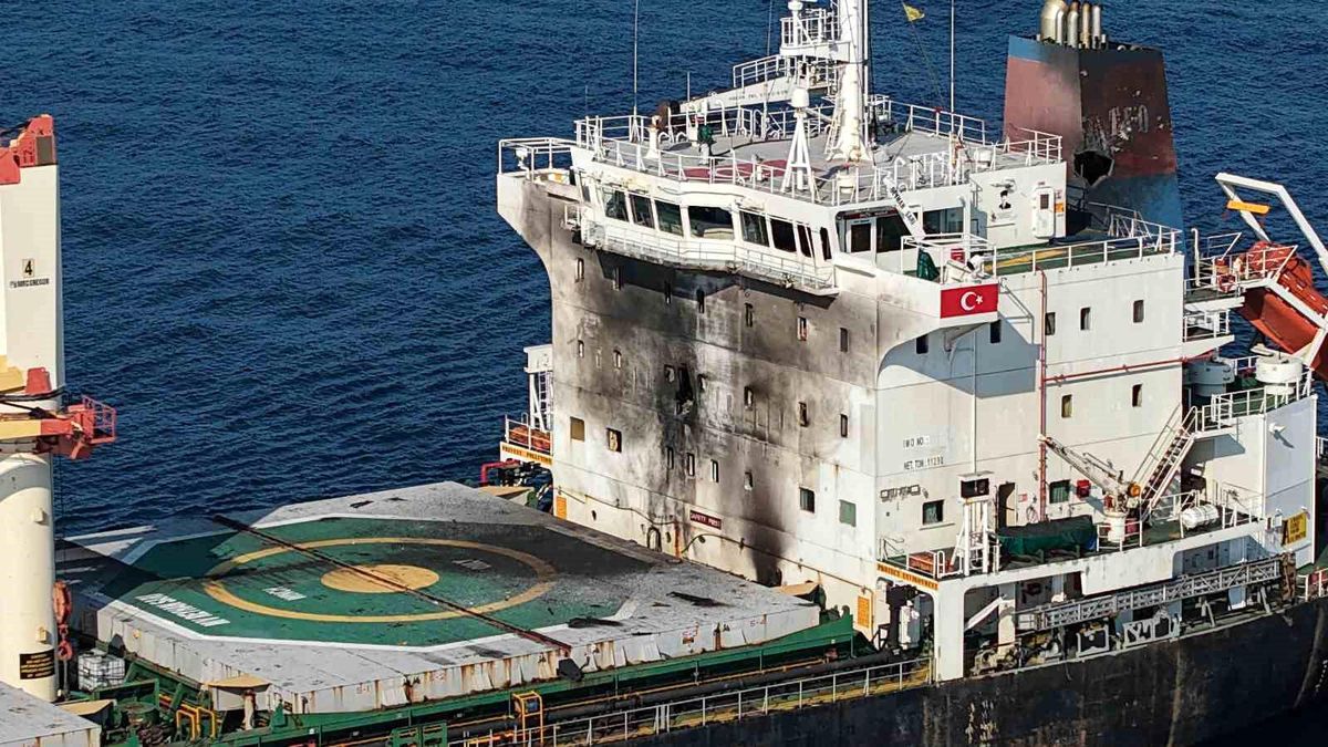 Karadeniz'de dron saldırısına uğrayan gemi Trabzon Limanı'na geldi
