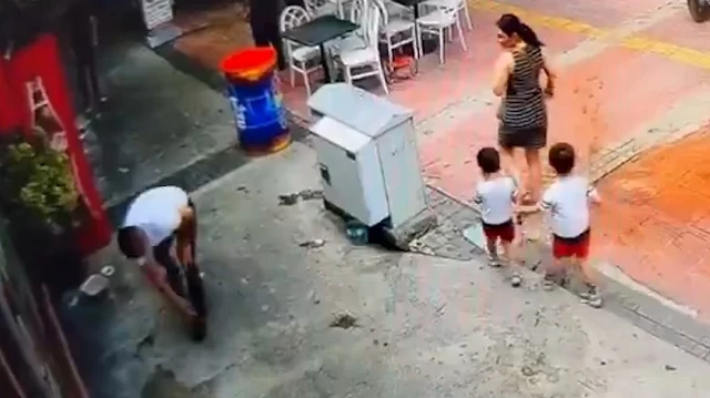 İşletmesinin önüne bırakılan mama ve su kaplarını dağıttı