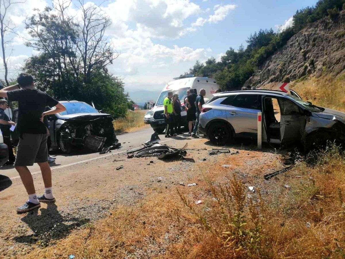 Tokat'ta otomobiller kafa kafaya çarpıştı: 10 yaralı