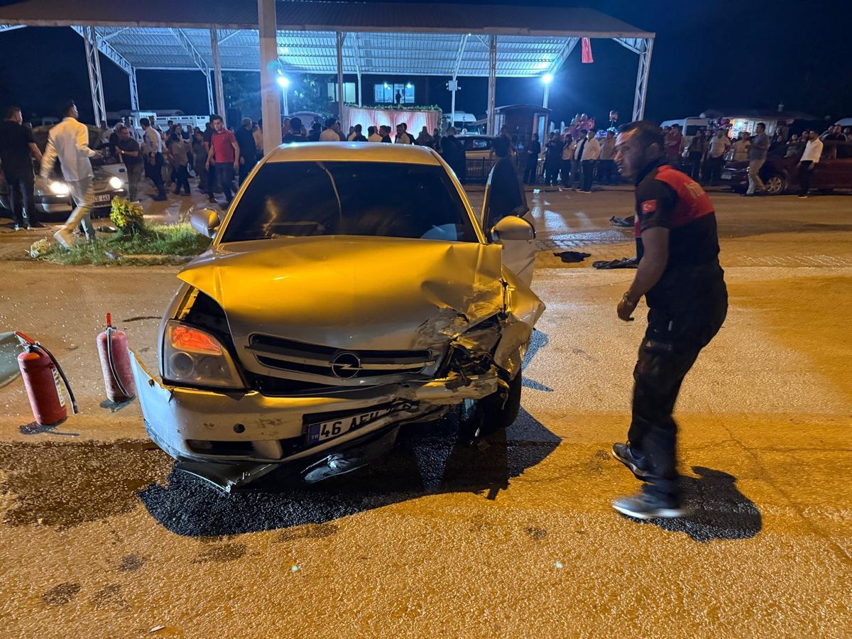 Osmaniye'de iki otomobil çarpıştı; 3 yaralı