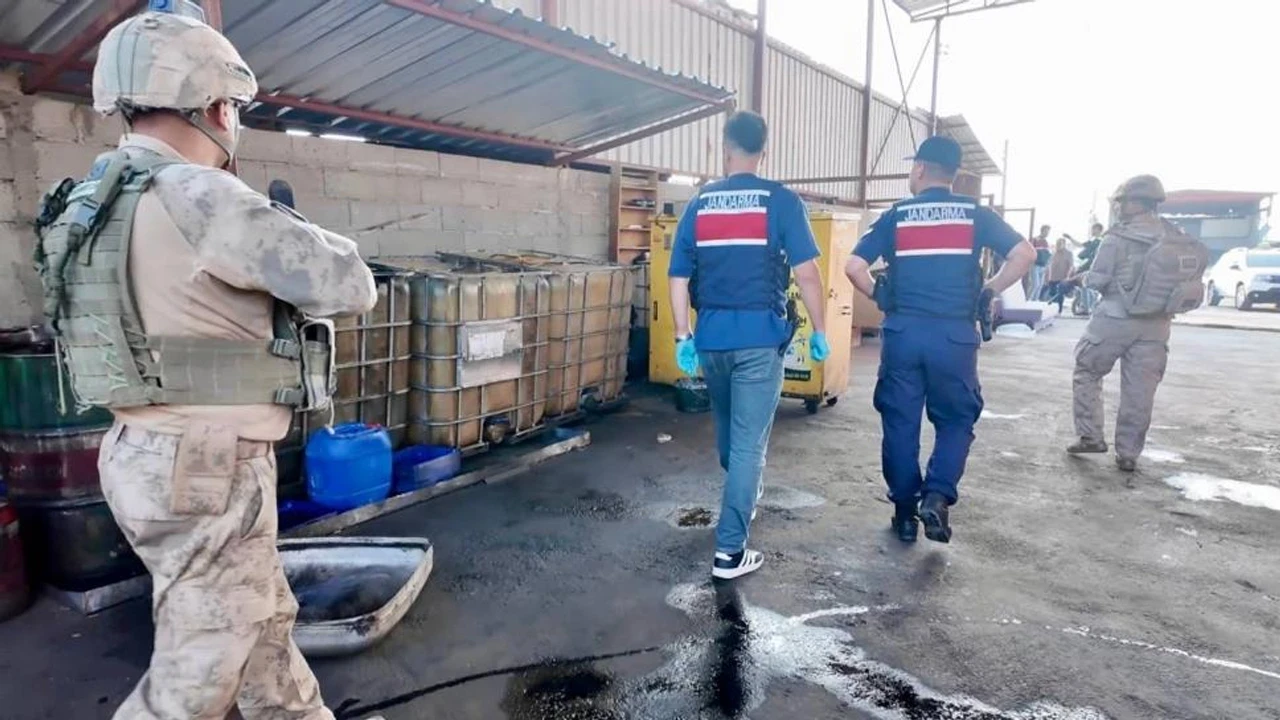 Toprağa gömülü tanktan kaçak akaryakıt çıktı