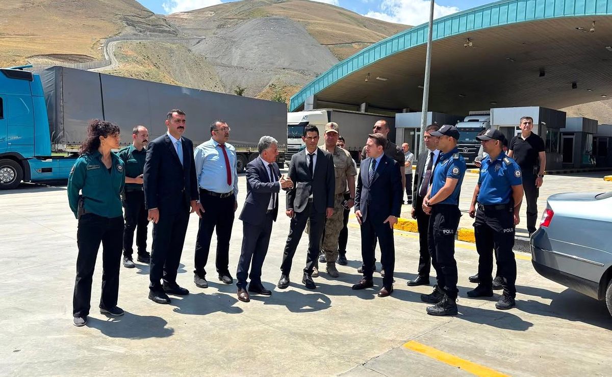 Kaymakamı Volkan Hülür, Esendere Sınır Kapısı'nda incelemelerde bulundu