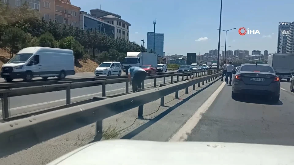 Bağcılar TEM Otoyolu'nda İlginç Anlar: Saçılan Paraları Topladılar