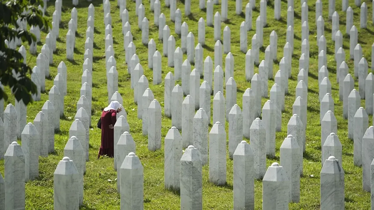 Srebrenitsa'da acı dinmiyor: 10 kurban daha defnedildi