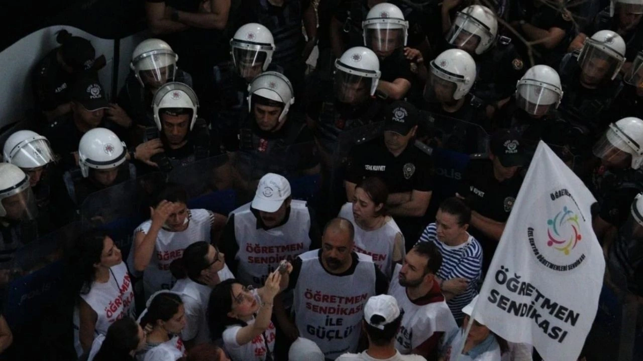 Son Dakika | Özel sektör öğretmenlerine polis müdahalesi! Ankara'da yeniden eylem başlatmışlardı
