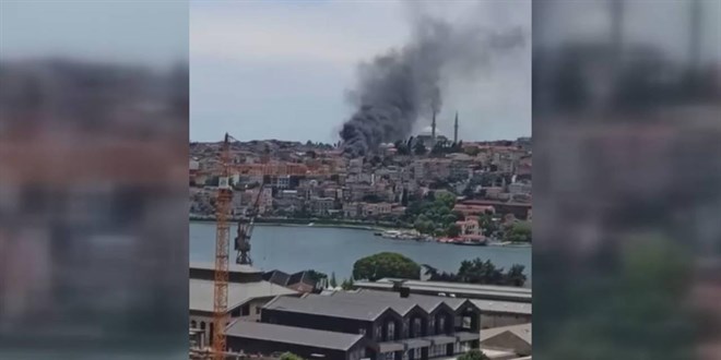 Fatih'te binada çıkan yangın araçlara sıçradı