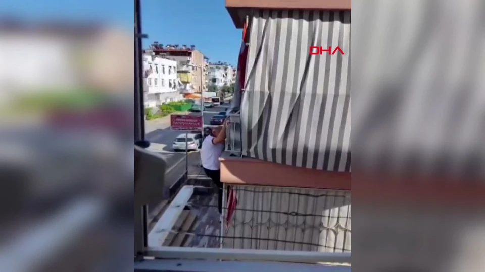 Antalya Kepez’de Balkonda Asılı Kalan Kişiyi İtfaiye İndirdi