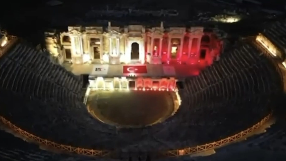 Pamukkale ve Hierapolis Antik Kenti, Türk bayrağı renklerinde ışıklandırıldı