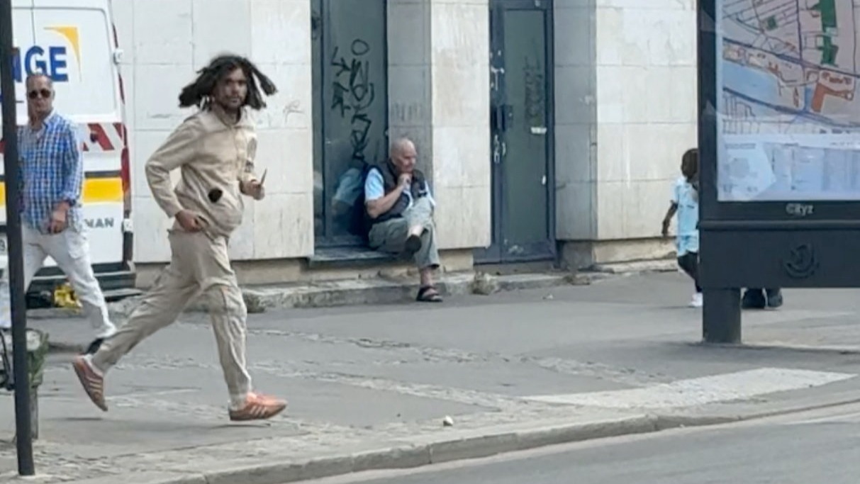 Paris'te bıçaklı saldırı. 3 kadın ağır yaralandı