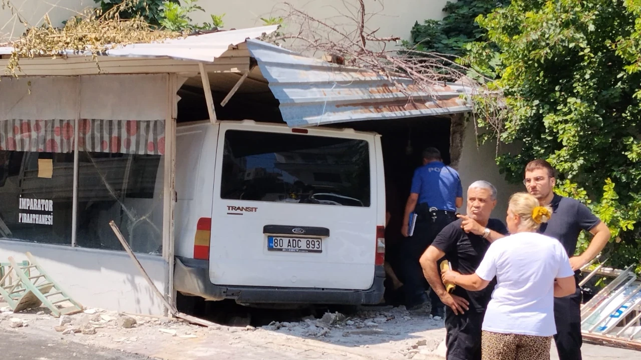 Minibüs kıraathaneye daldı: Ölü ve yaralılar var