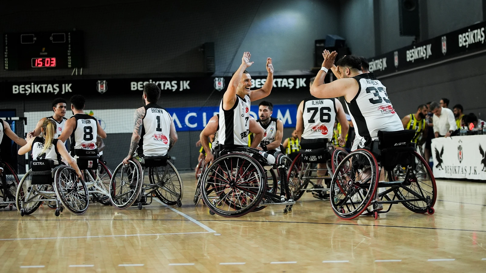 Beşiktaş, Fenerbahçe İstanbul Jet'i yenerek seride durumu eşitledi