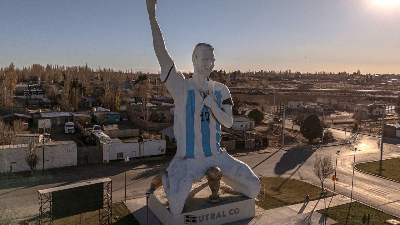 Arjantin’in efsanesini heykelleştirme yarışı: Patagonya'da 26 metrelik Messi heykeli