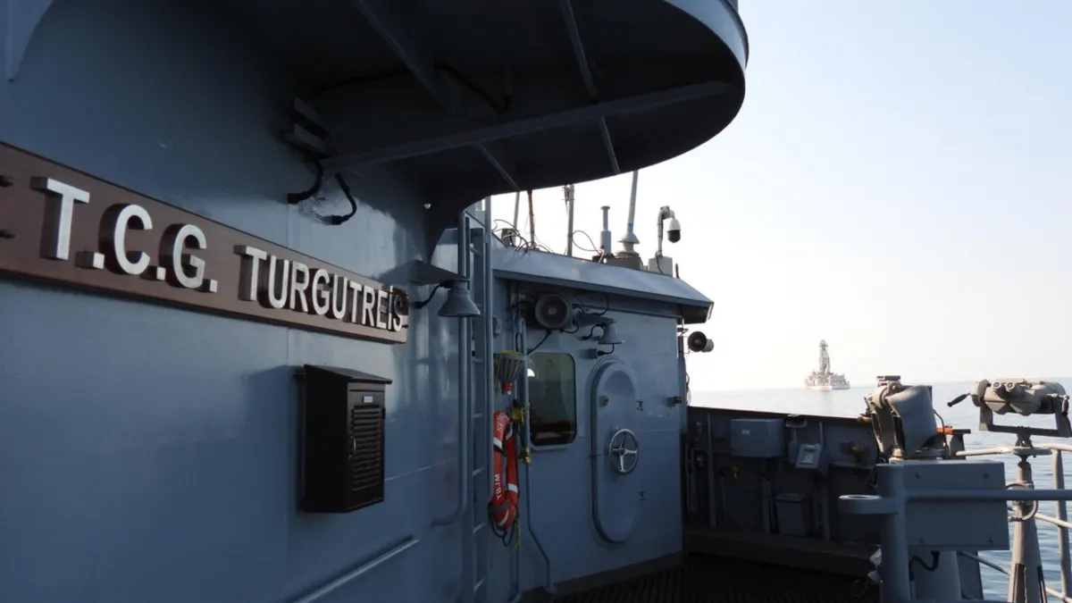 MSB paylaştı: TCG Turgutreis fırkateyni sondaj gemilerine refakatini sürdürüyor