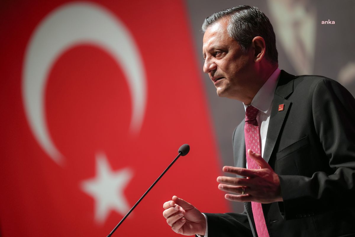Özgür Özel'den Filenin Sultanları'na tebrik: "86 milyonun yüzünü güldürdünüz"