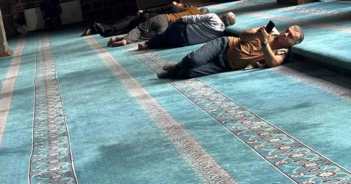 Diyarbakır'da 40 derece sıcakta serinlemenin adresi belli: Ulu Cami'nin taşları