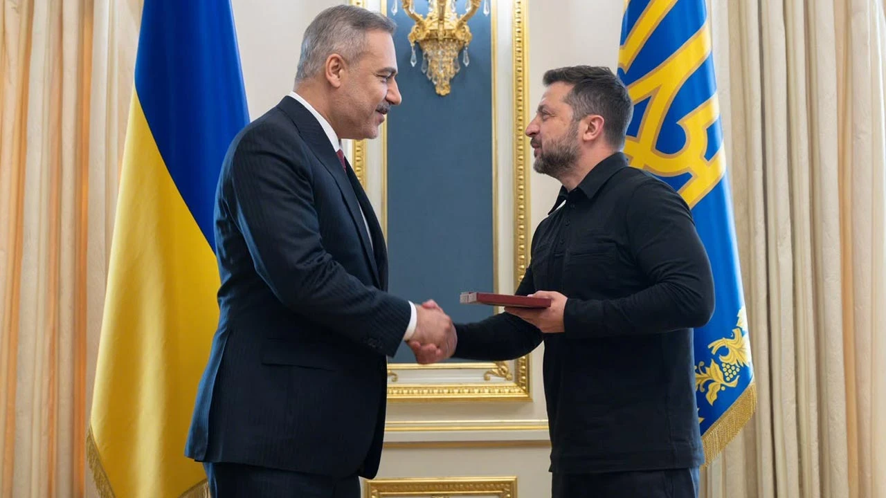 Bakan Fidan'a Ukrayna'da Büyük Onur: Zelenskiy Bizzat Takdim Etti