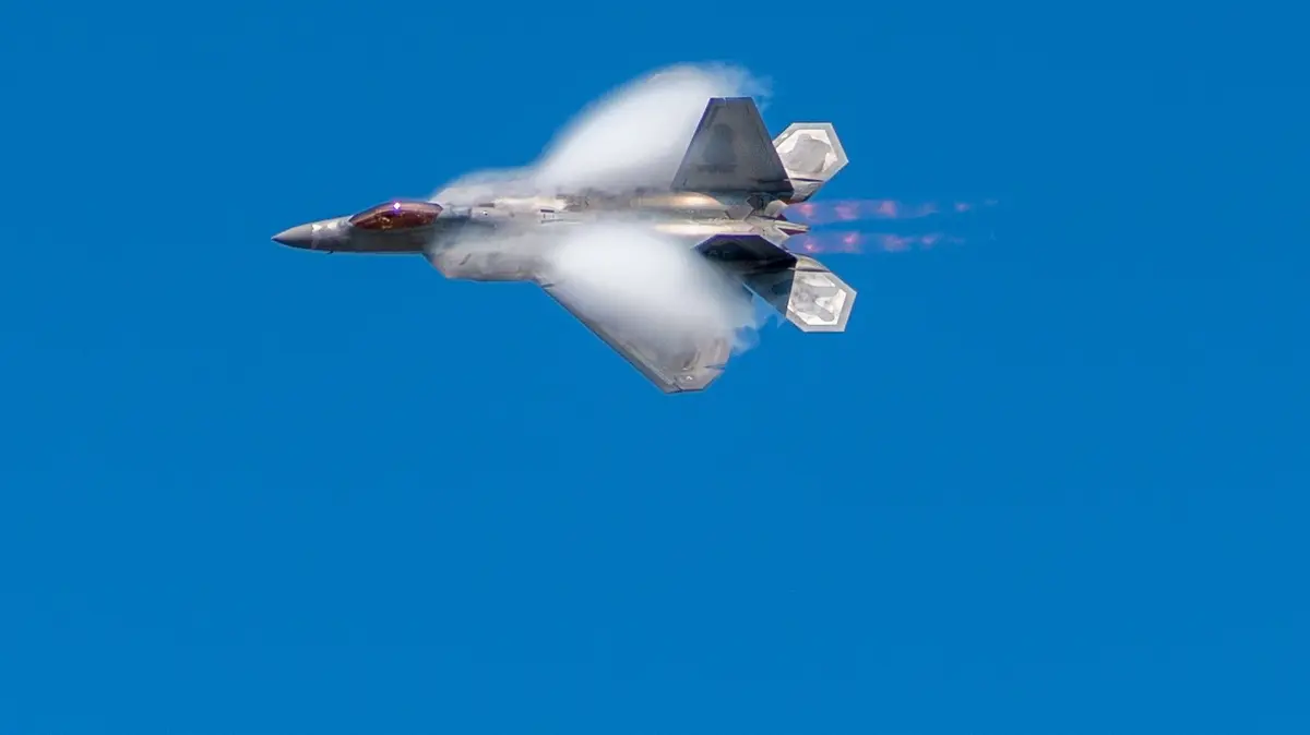 F-22 Raptor'lar sahaya indi! F-35'lerle kritik buluşma