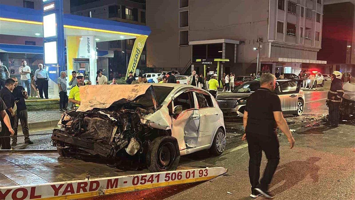 Atakum'da kontrolden çıkan otomobil karşı şeride geçti: 5 yaralı
