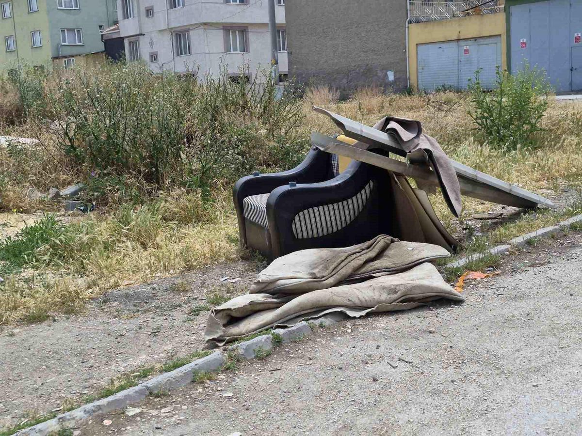 Sorumsuzca çevreye atılan eski ev eşyaları görüntü kirliliğine yol açıyor