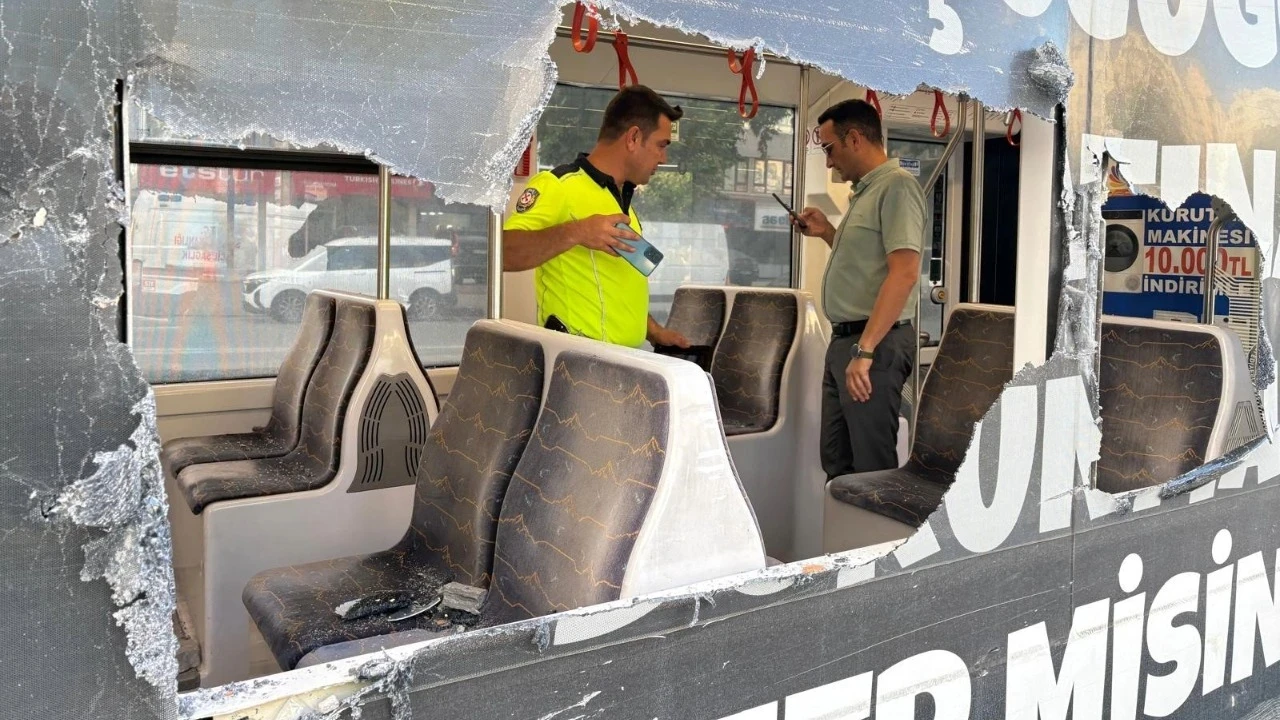 Otomobilin çarptığı refüjden kopan taşlar tramvaydan içeri girdi: 4 yolcu yaralı