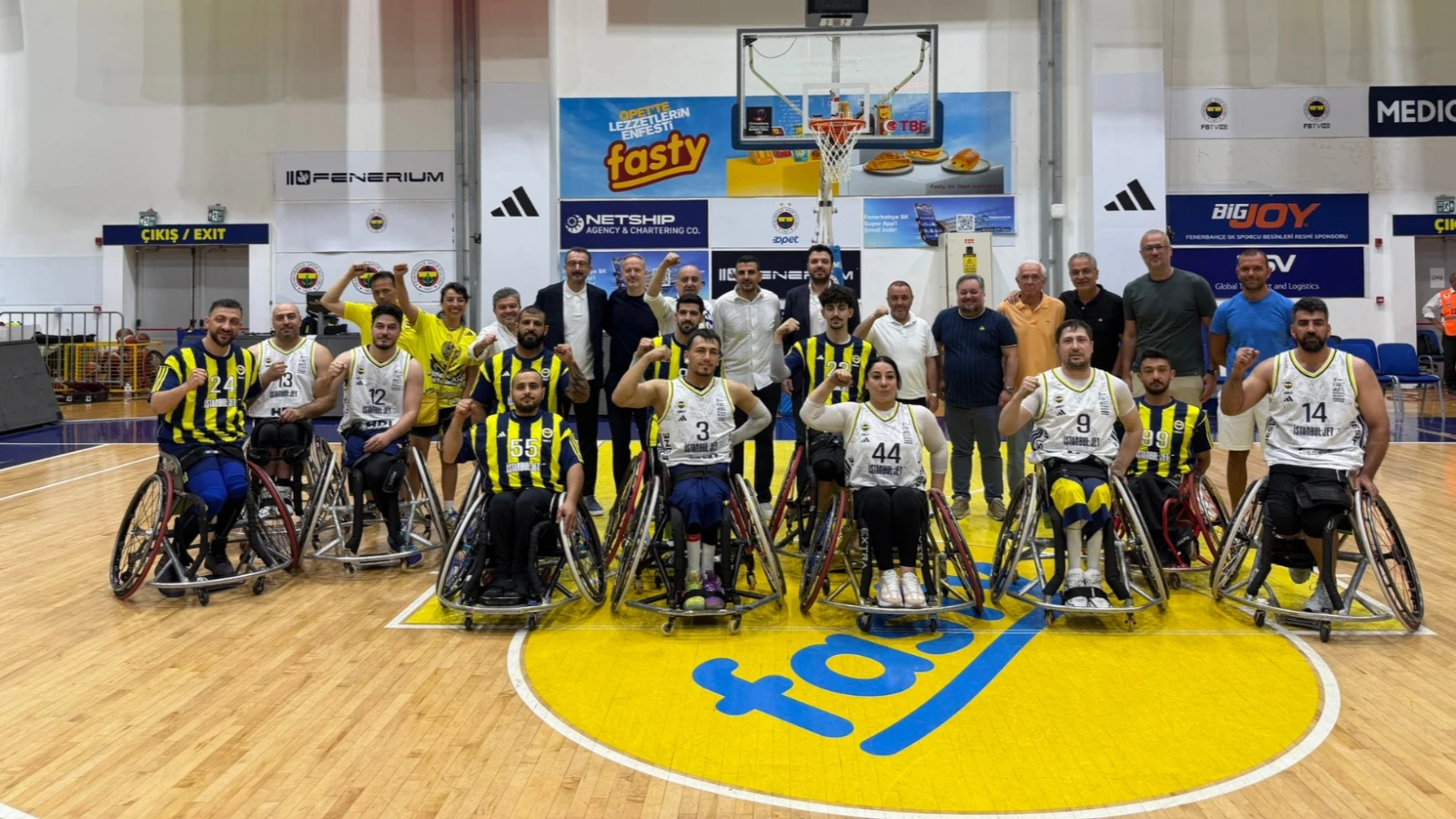 Fenerbahçe, Beşiktaş'ı yenerek final serisinde öne geçti