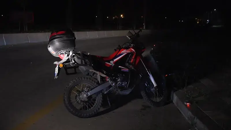 Kaldırıma çarpan motosiklet metrelerce savruldu: 1 ölü