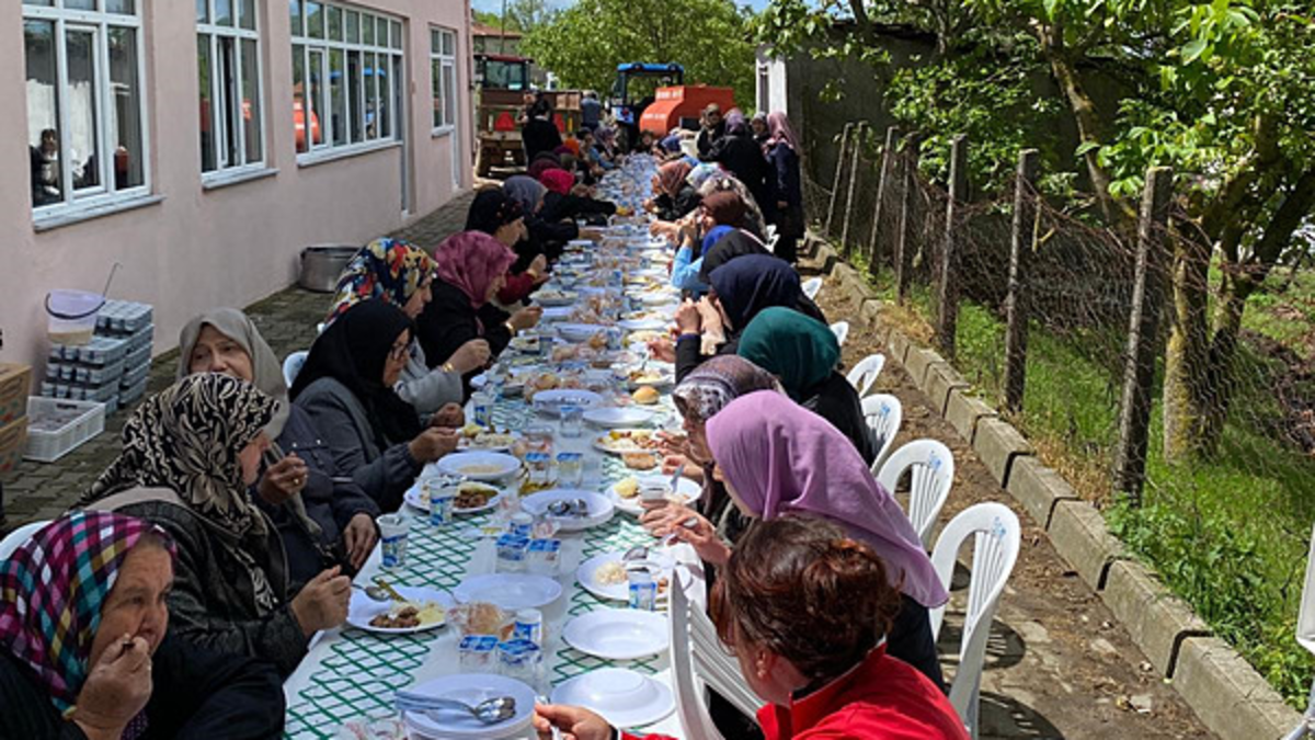 Balıkesir'de yüzlerce kişi geleneksel hayır yemeğinde buluştu