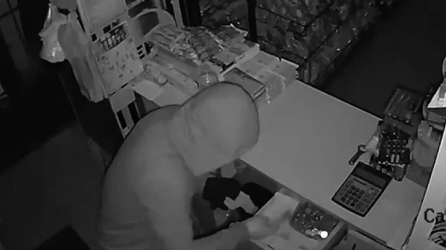 Fatih'te esnafın kabusu olan hırsız suçüstü yakalandı: 25 yıl hapisle aranan firari olduğu ortaya çıktı