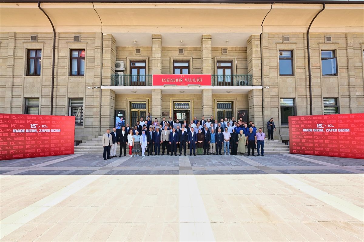 Eskişehir Valisi Yılmaz, 15 Temmuz Dijital Deneyim Merkezi'ni ziyaret etti