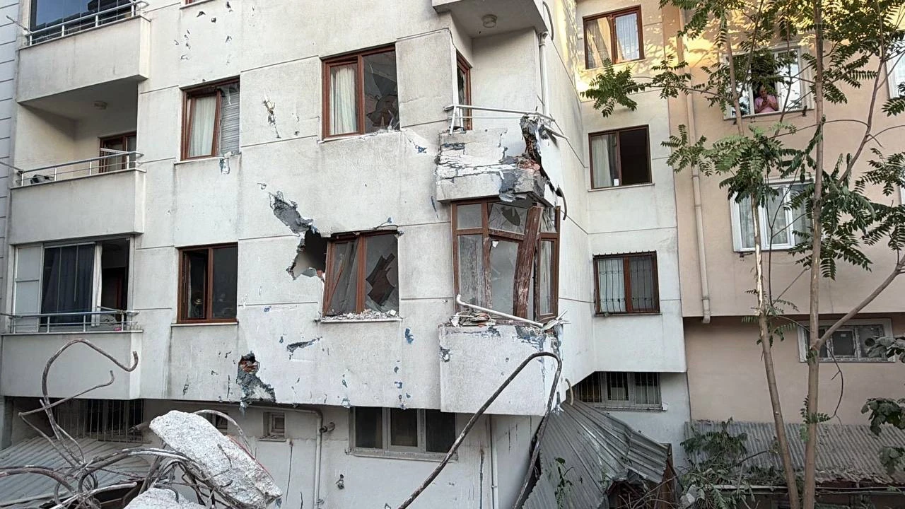 Küçükçekmece’de yıkım paniği: Bina komşu apartmana yaslandı