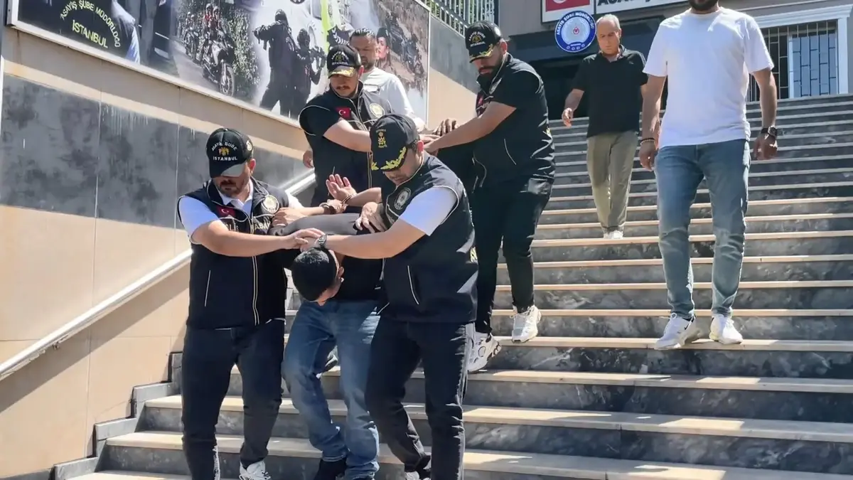 Kurye kılığında cinayet! Kaçmak üzereyken kıskıvrak yakalandı