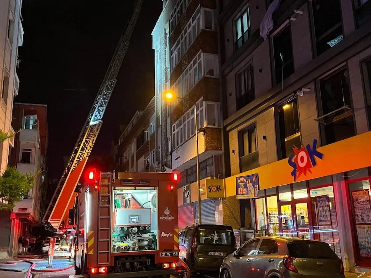 İstanbul'da 4 katlı binanın çatısında yangın