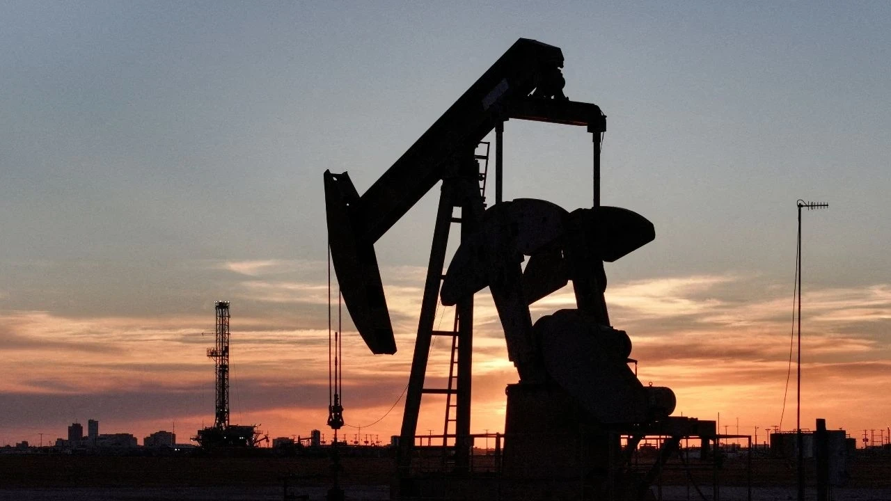 Petrol fiyatlarında sert düşüş: Hürmüz'de sevkiyatlar arttı, haftalık kayıp çift haneye yaklaştı