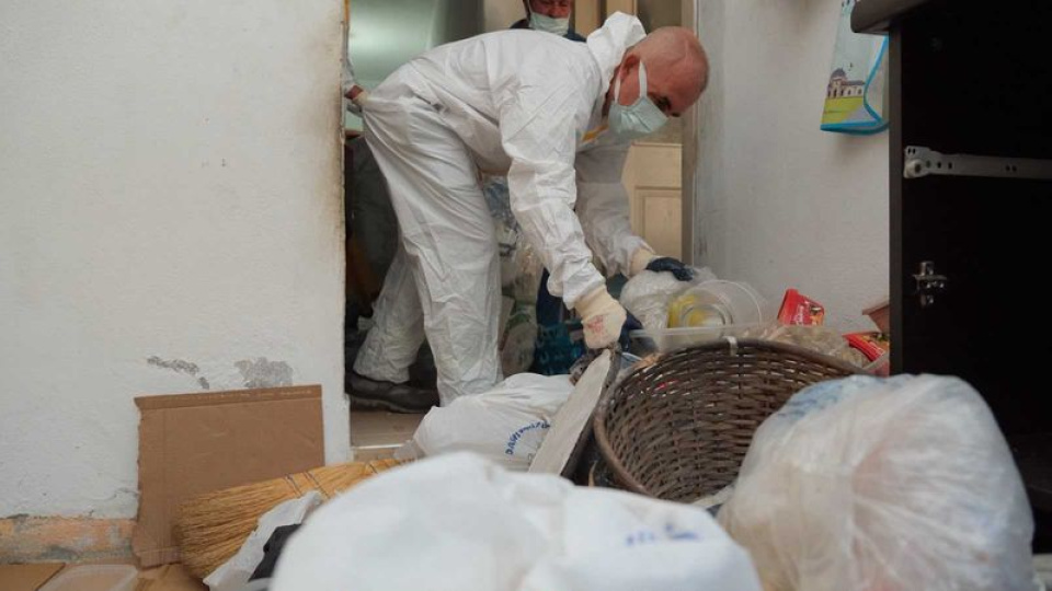 Bursa'da bir evden yaklaşık 5 ton çöp çıkarıldı