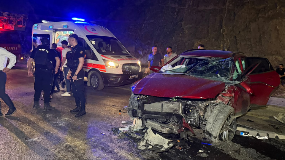Hakkari'de 2 otomobilin kafa kafaya çarpıştığı kaza: 2'si ağır 7 yaralı
