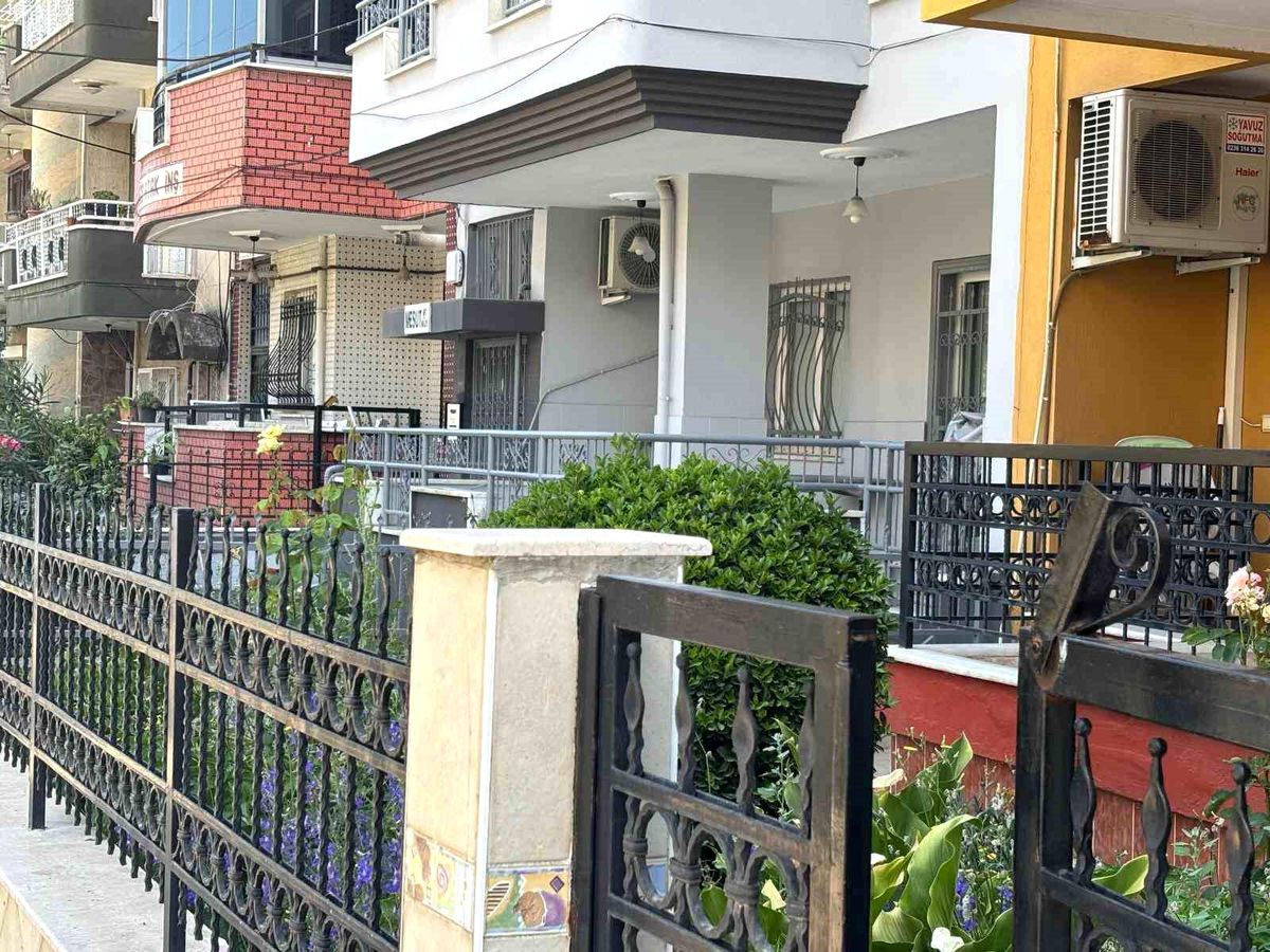 Manisa'da eşini öldüren adam, annesini kurtarmaya çalışan kızını da darbetti