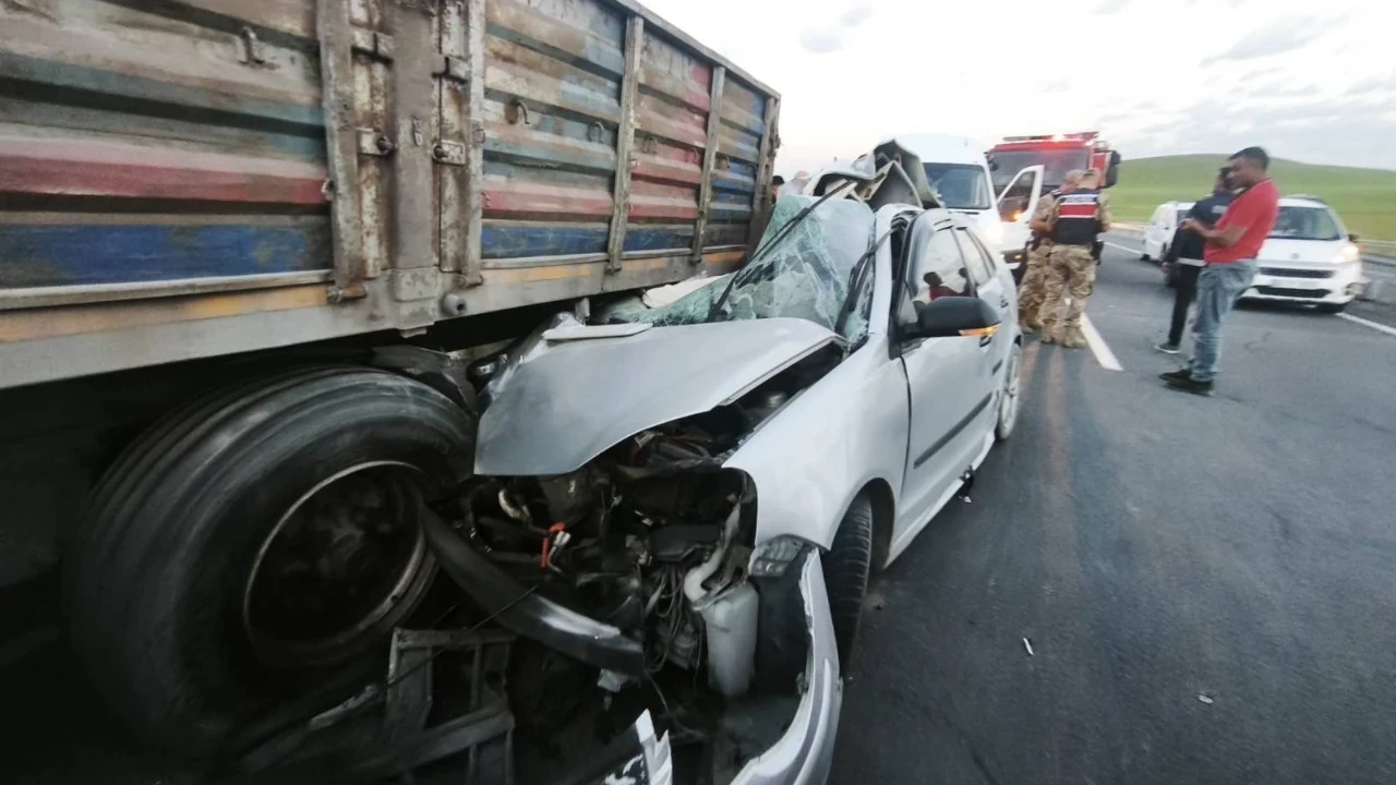 Park halindeki tıra çarpan otomobilde 2 kişi hayatını kaybetti