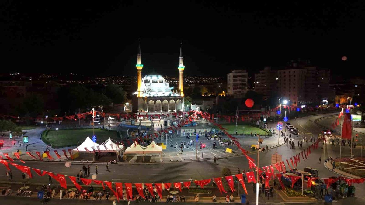 Kayseri'de 15 Temmuz'un yıl dönümünde camilerden sela yükseldi