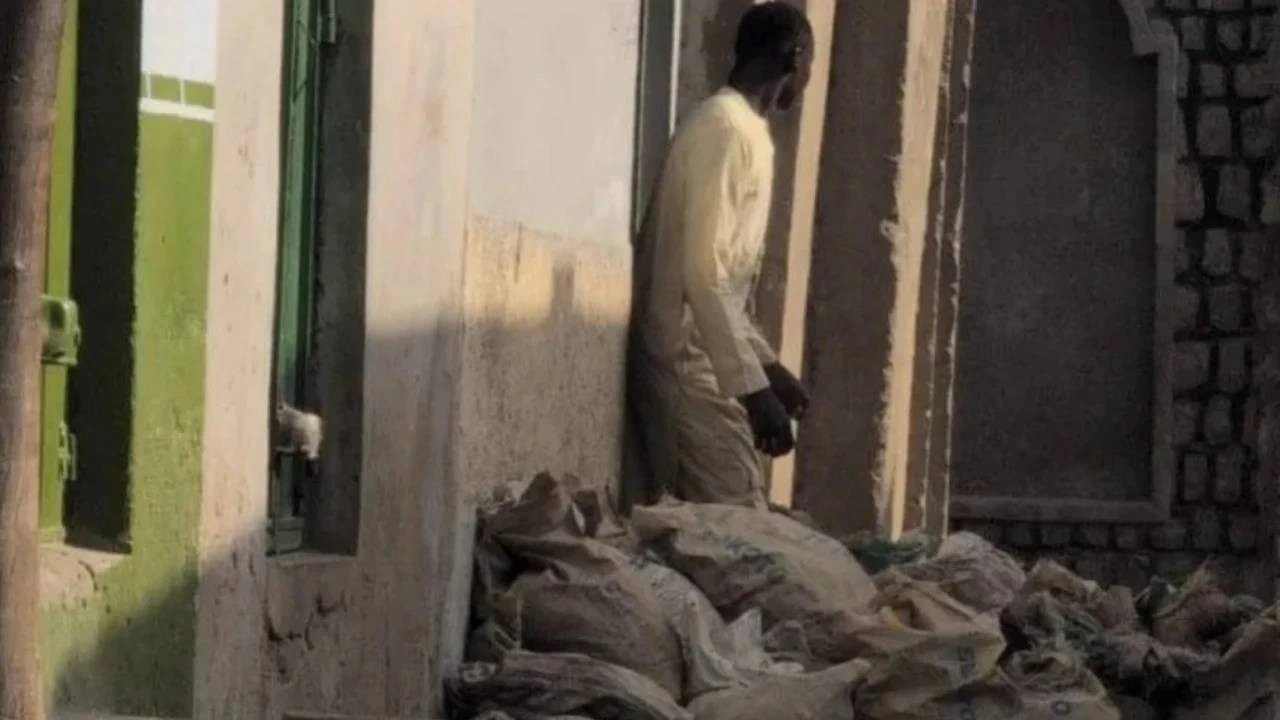 Koku şikâyeti mahkemeye taşındı, gerçek şoke etti! Evin önünde 50 çuval…