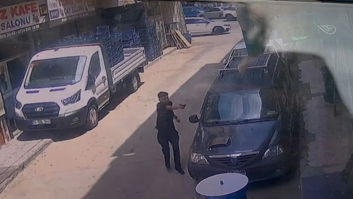SON DAKİKA… Bursa’da yan bakma kavgası silahlı saldırıya dönüştü! Dehşet anları kamerada…