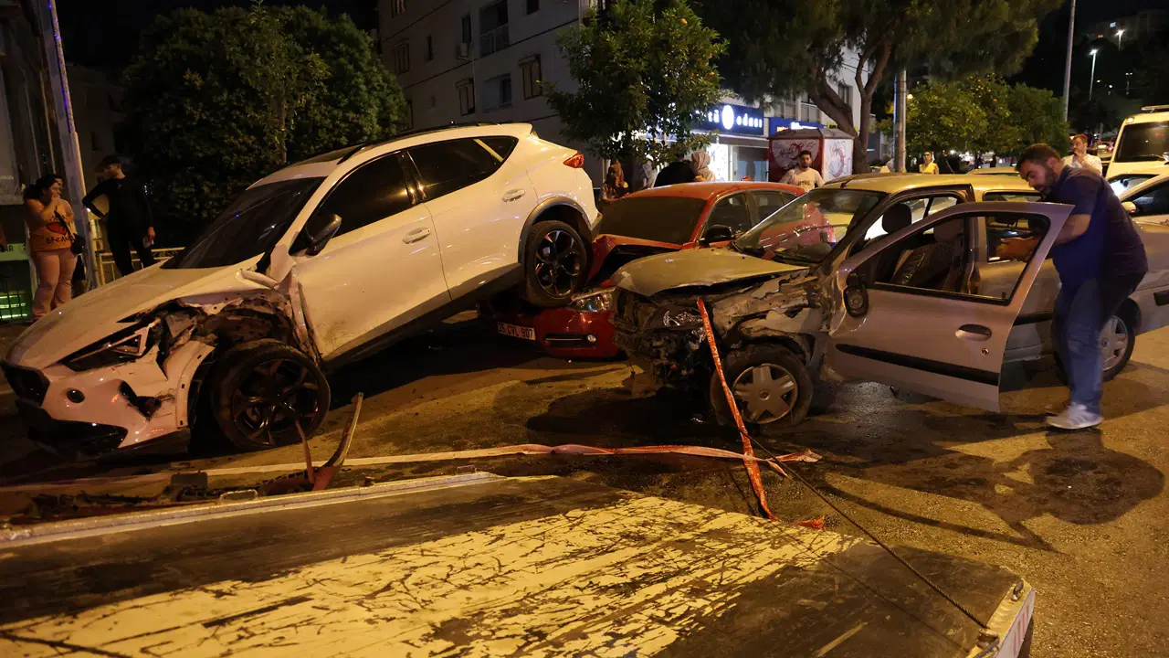 Seyir halindeyken kalp krizi geçirdi: Araçlara çarpan sürücü hayatını kaybetti