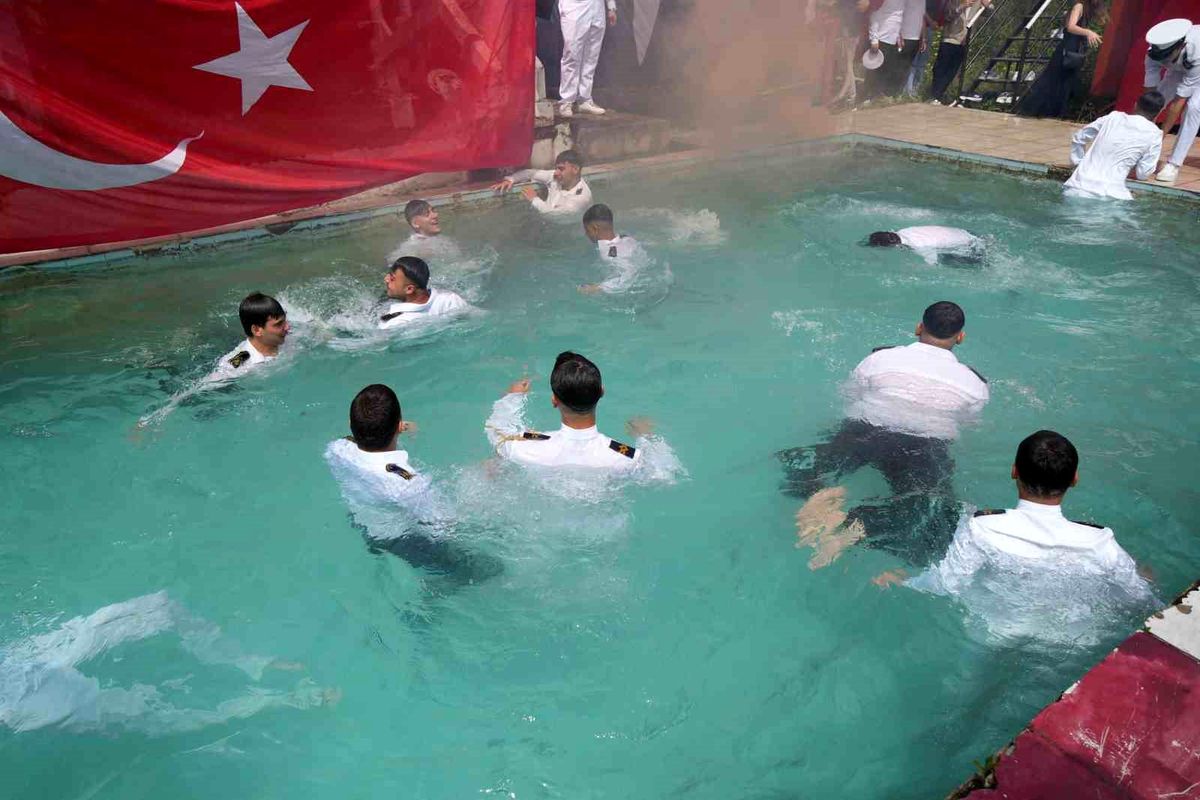 Denizci öğrenciler mezuniyeti havuza atlayarak kutladı